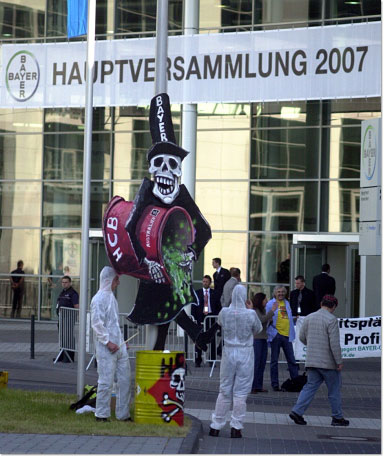 Installation des Künstlers Klaus Klinger zur Begrüßung der Aktionäre