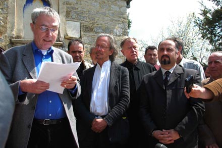 Am Ostersonntag nach der orthodoxen Messe in Velika Hoca: Eckart Spoo verliest die Laudatio auf Preisträger Peter Handke.