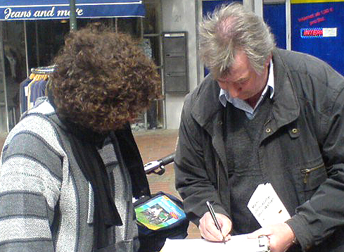 Ramona beim Unterschriftensammeln in Troisdorf 