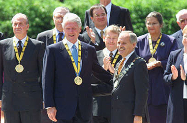 Aachens OB J&uuml;rgen Linden mit Preistr&auml;ger Bill Clinton