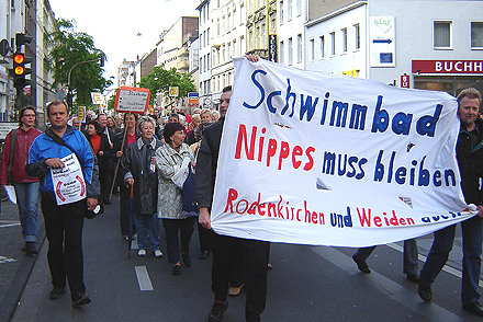 Protestzug &uuml;ber die Neusser Stra&szlig;e