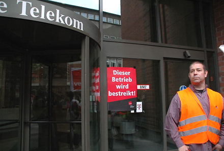 Einsamer Wachmann - Telekom-Eingang Innerere Kanalstra&szlig;e 