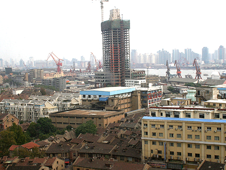 Blick von oben auf Hongkou und die Skyline von Shanghai