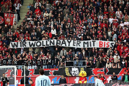 Sportfans im BAYER-Stadion – ziemlich sauer