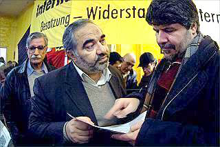 Autor Joachim Guillard (rechts) – auf der Irak-Konferenz 