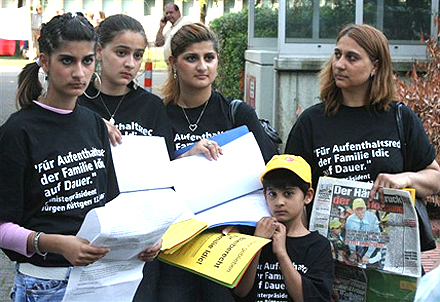 Familie Idic – ohne den abgeschobenen Vater - demonstriert vor dem Düsseldorfer Innenministerium