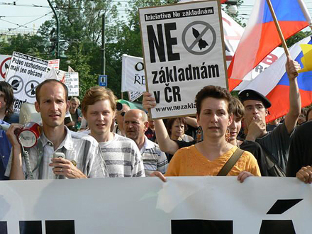 „Nein zu US-Basen in Tschechien“ – ein breites buntes Bündnis