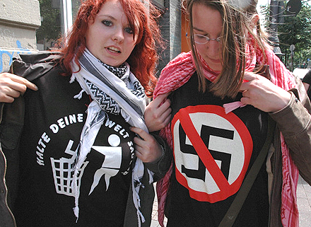 junge damen mit antinazi-shirts