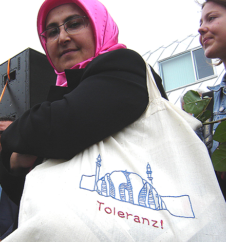 tasche bestickt mit "toleranz"