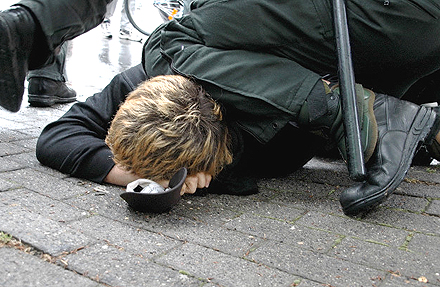 polizisten drücken demonstrant zu boden