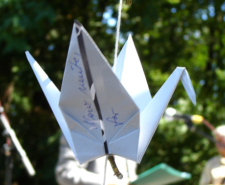 Origami-Kranich am Kölner Mahnmal gegen Atomwaffen