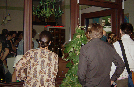 nippes nacht zuschauer kleben am fenster kultur köln-nippes