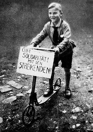 arbeiterfotografie kind ruft zu streik auf