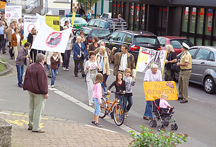 Ensdorf – BI-Demo auf dem Weg zum Rathaus