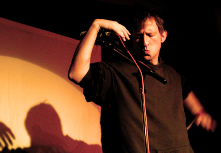 Heinz Ratz beim Lauf gegen die K&auml;lte im Konzert in Leverkusen Foto: Norman Liebold