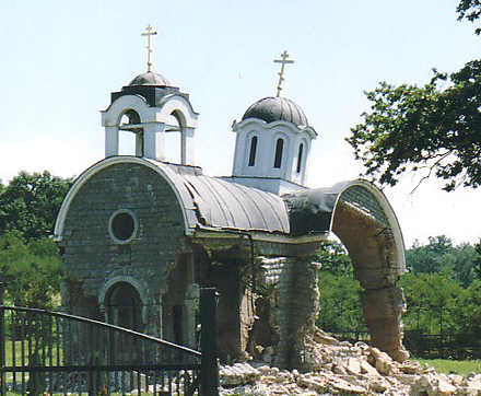 zerstörte serbische Kirche im Kosovo Foto: Marietta Amarcord
