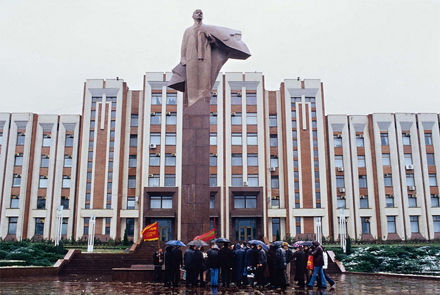 85. Jahrestag der Oktoberrevolution, Blumenniederlegung der Komsomolzen vor dem Regierungsgebäude und der Statue Lenins