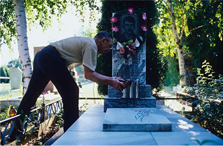 Gena T. am Grab seines gefallenen Sohnes (†1992)