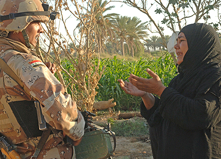 Eine Ältere Dame diskutiert mit irakischem Soldaten über Freiheit