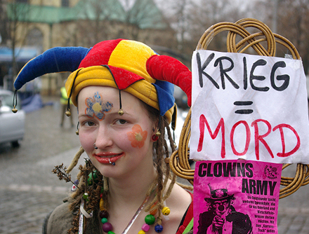 Antikriegs-Aktivistin in bei Clowns-Armee in Münster