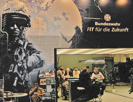 Rekrutierungsstand der Bundeswehr auf der CeBIT 2005 | Foto: gamsbart