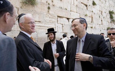 Jürgen Rüttgers vor Klagemauer Foto: StaatskanzleiNRW Foto RalphSondermann