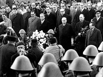 Kranzniederlegung durch Bundeskanzler Willy Brandt (rechts neben ihm Otto Winzer, Außenminister der DDR) – Buchenwald bei Weimar, 19.3.1970