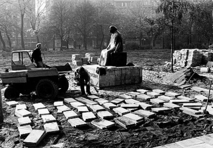 Umgestaltung Kollwitzplatz mit Käthe-Kollwitz-Denkmal – Berlin, Prenzlauerberg, 1977 horst sturm