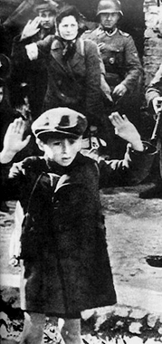 holocaust gefangener junge mit erhobenen händen