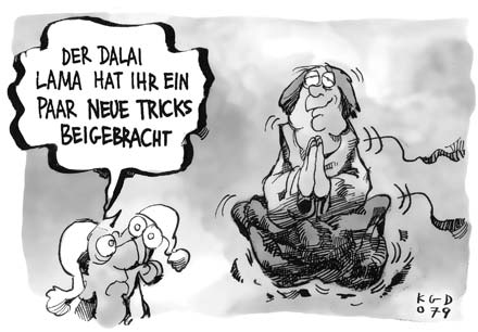 Karikatur: Kostas Koufogiorgos Der Dalai Lama hat ihr neue Tricks beigebracht