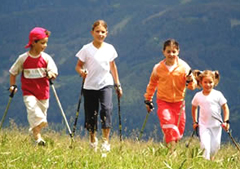 nordic walking kids in den bergen