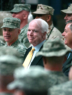 Kandidat der Republikaner John McCain auf Besuch im Irak