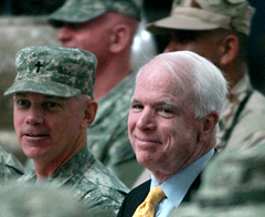 John McCain bei US-Truppen im Irak