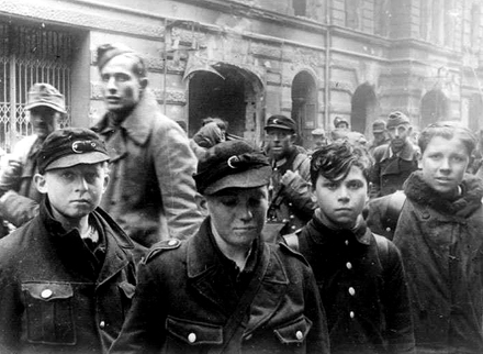 Kriegsgefangene Kinder in Berlin 1945