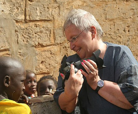 Lilo Werner mit Kindern im Senegal
