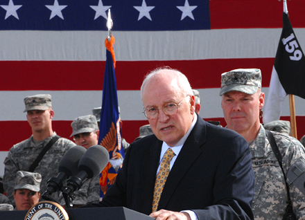 Cheney im Irak März 2008 Foto: Julianne Showalter Quelle: www.Army.mil