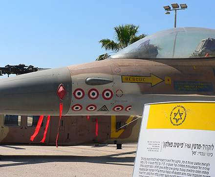 Atomwaffenfähige F-16 Maschine der israelischen Luftwaffe Foto: MathKnight