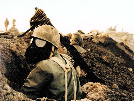 Iranischer Soldat mit Gasmaske zum Schutz gegen chemische Waffen | Quelle: www.sajed.Ir