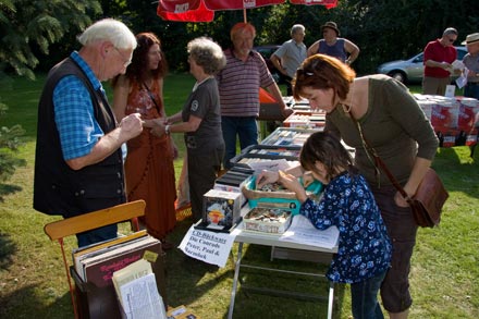 Großer Garten, Sonnenwetter, Büchertische - für die interessieren sich kleine und große Besucher.