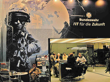 Werbestand der Bundeswehr auf der CeBIT 2005 Foto: gamsbart