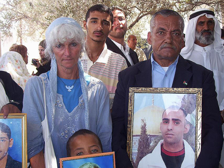 Einwohner Gazas zeigen Bilder ihrer gefangenen Angehörigen Fotos: Edith Lutz/ freegaza.org