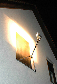 hotep von außen beleuchtetes Fenster Foto: Skyroad Films