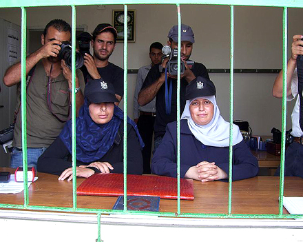 Beamtinnen der Passkontrolle im Gazasteifen foto: freegaza.org