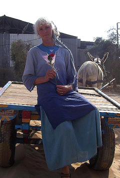 Edith Lutz – mit Rose beschenkt Foto: freegaza.org