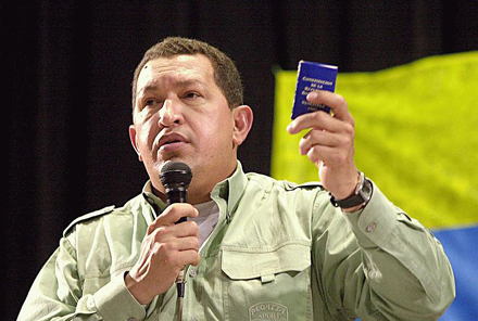 Hugo chavez mit bolvarischer Verfassung