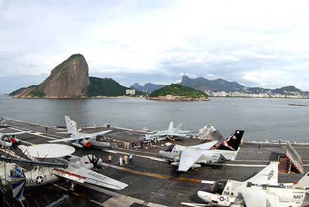 USS George Washington vor Rio im April 2008