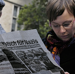 "Kein Kölsch für Nazis" Leserin vertieft in eine Sonderausgabe der SoZ, NRhZ, Evrensel, Arbeiterfotografie, Foto: Hans-Dieter Hey
