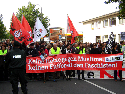 Menschenkette vor der Köln-Ehrenfelder DITIB-Moschee Foto: Christian Heinrici