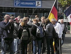 Kleines Grüppchen Rechtsradikaler auf dem Kölner Heumarkt