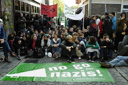 Friedliches Blockade-Batallion in einer Kölner Altstadtgasse Foto: Hans-Dieter Hey